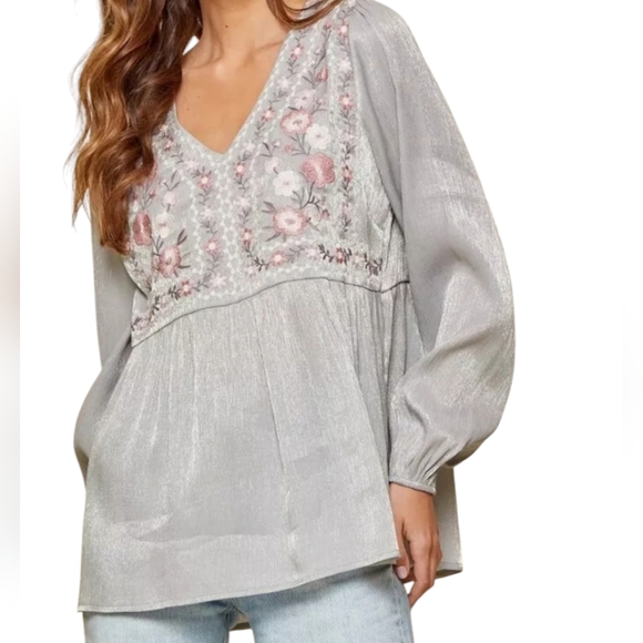 Savanna Jane Shimmer Floral Embroidered Peasant Top in Gray Size Small - Picture 1 of 12